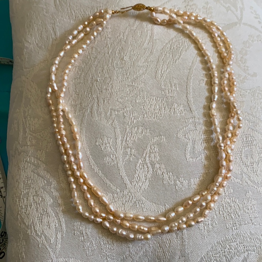 Imitation pearl necklace. Very pretty jewelry